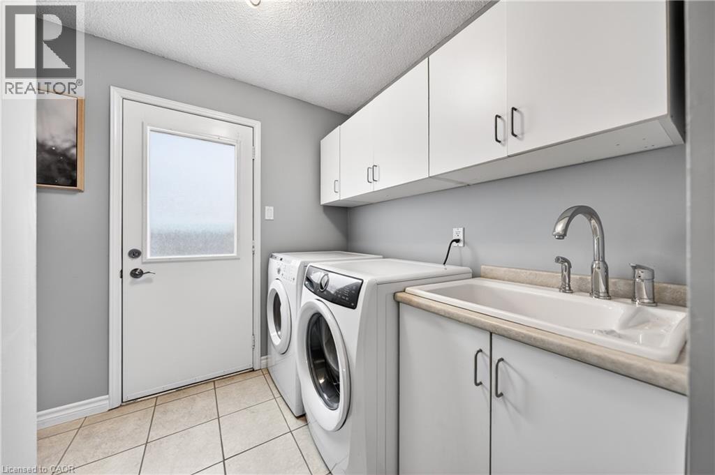 40 Old Maple Lane, Kitchener, ON - Indoor Photo Showing Laundry Room