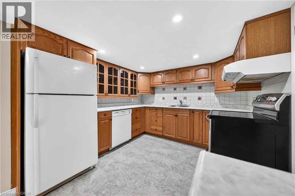 40 Old Maple Lane, Kitchener, ON - Indoor Photo Showing Kitchen