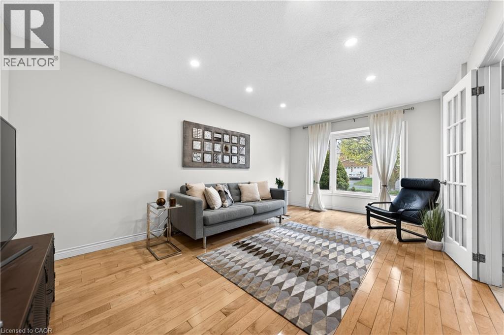 40 Old Maple Lane, Kitchener, ON - Indoor Photo Showing Living Room