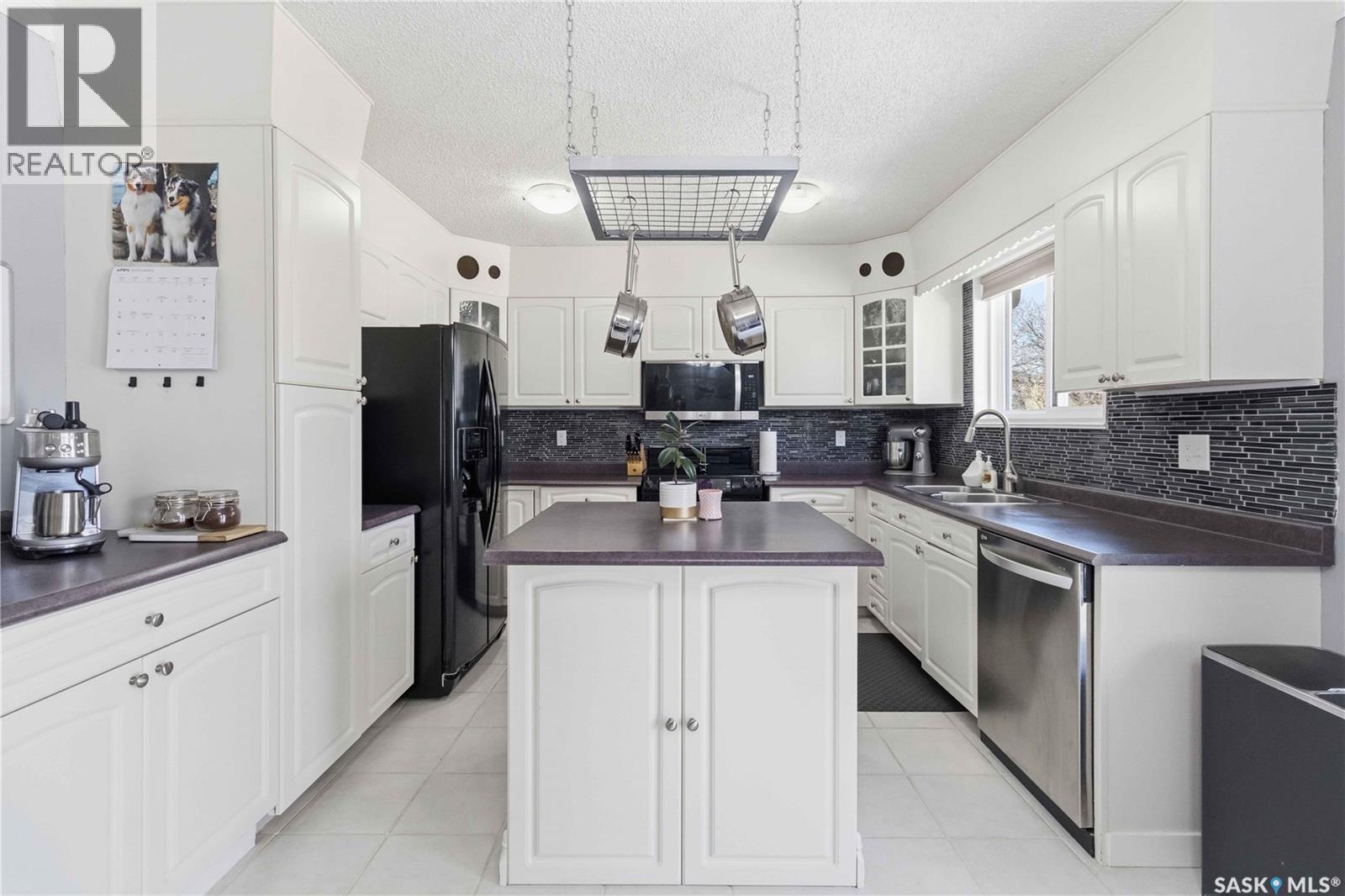 363 Candle Crescent, Saskatoon, SK - Indoor Photo Showing Kitchen