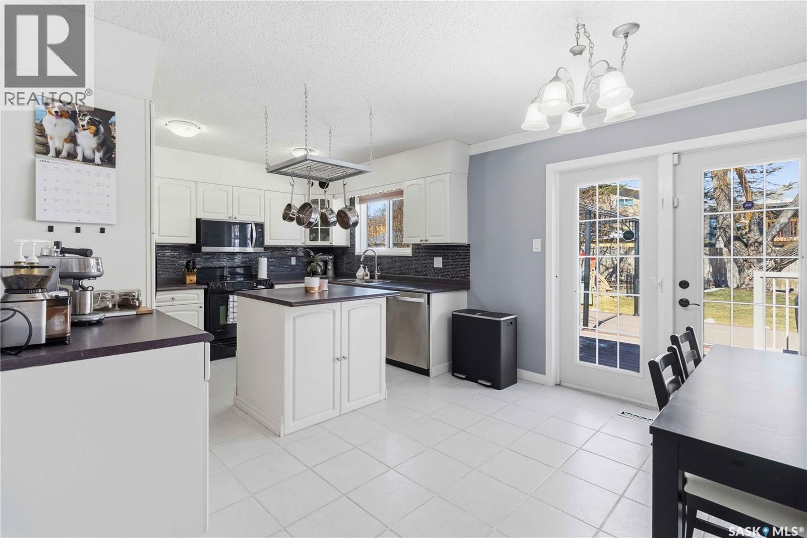 363 Candle Crescent, Saskatoon, SK - Indoor Photo Showing Kitchen