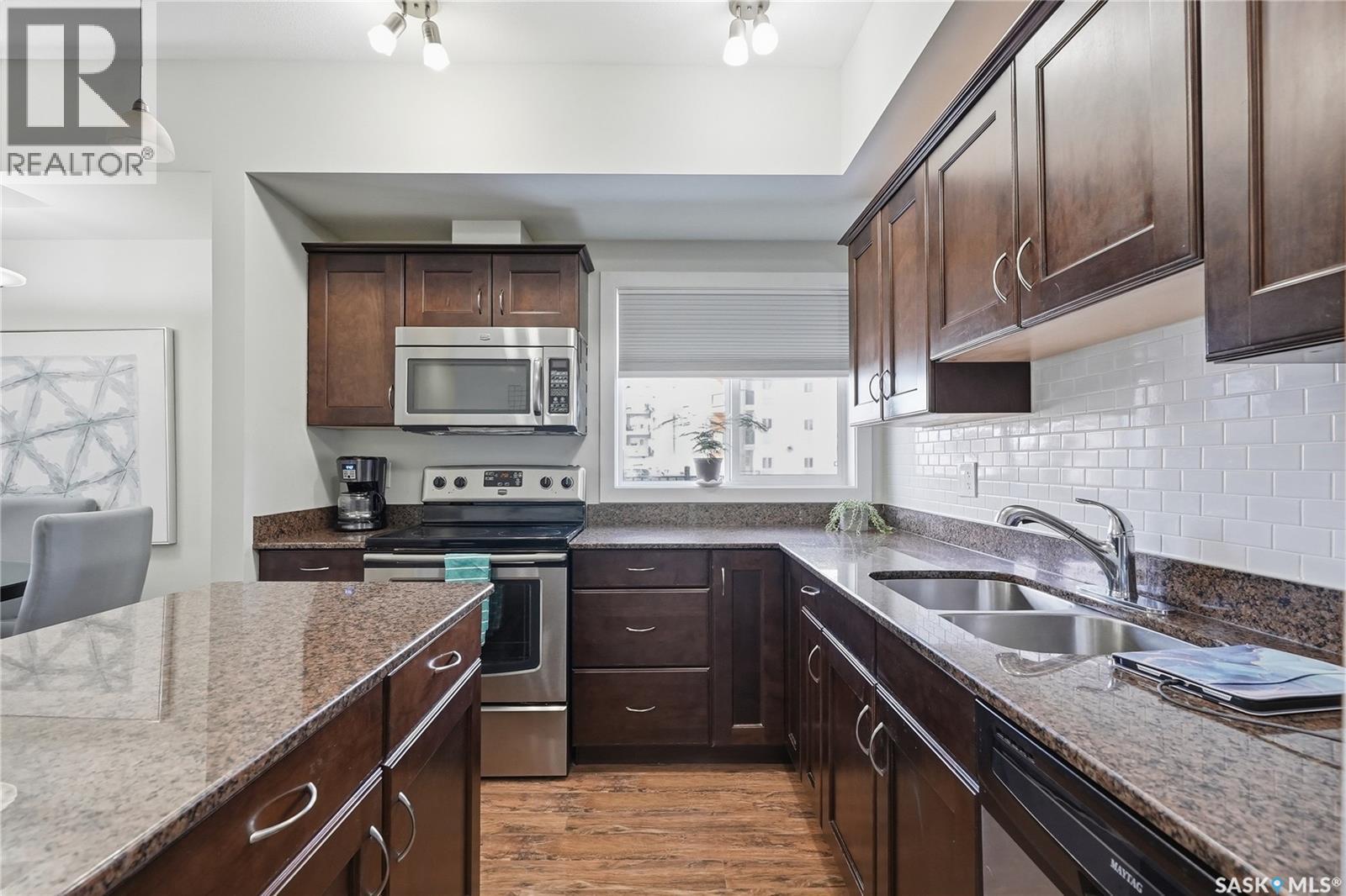 101 110 Hampton Circle, Saskatoon, SK - Indoor Photo Showing Kitchen With Stainless Steel Kitchen With Double Sink With Upgraded Kitchen