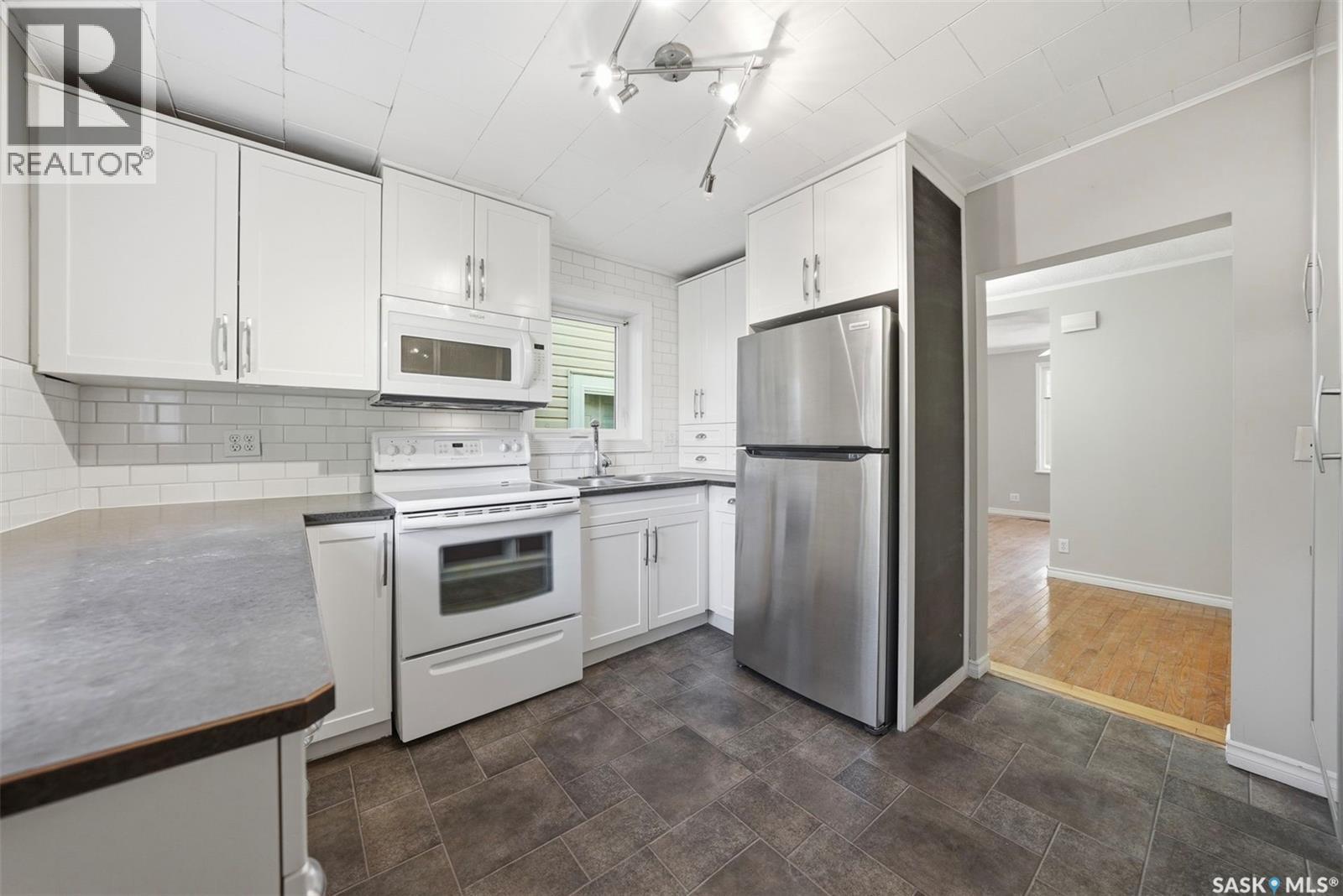 1336 H Avenue N, Saskatoon, SK - Indoor Photo Showing Kitchen