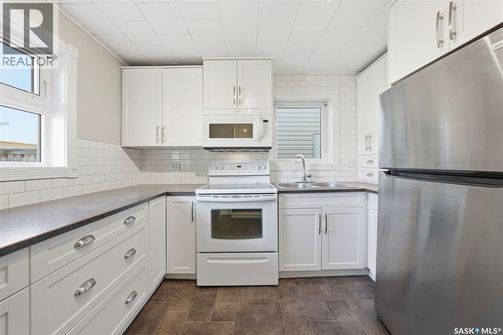 1336 H Avenue N, Saskatoon, SK - Indoor Photo Showing Kitchen