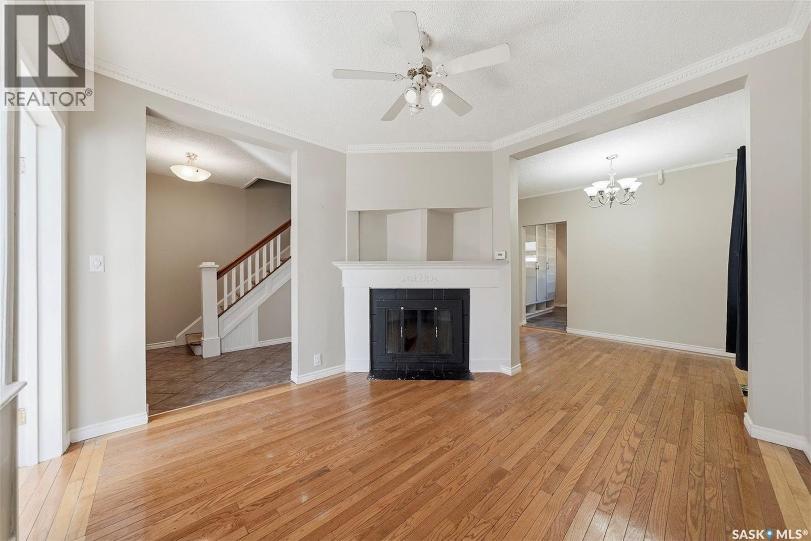 1336 H Avenue N, Saskatoon, SK - Indoor Photo Showing Living Room With Fireplace
