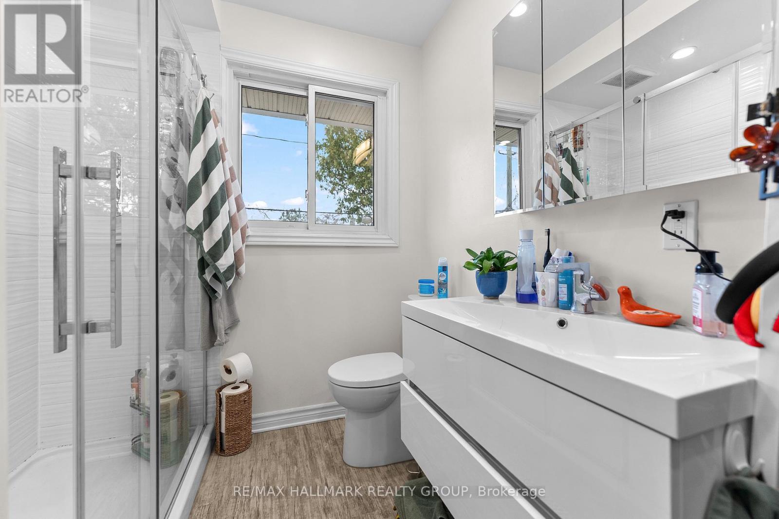 Updated Bathroom, with Laudry - 1318 Avenue Q, Ottawa, ON - Indoor Photo Showing Bathroom