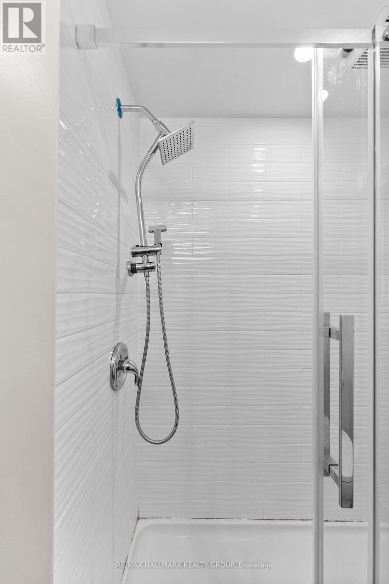Walk-in Shower - 1318 Avenue Q, Ottawa, ON - Indoor Photo Showing Bathroom