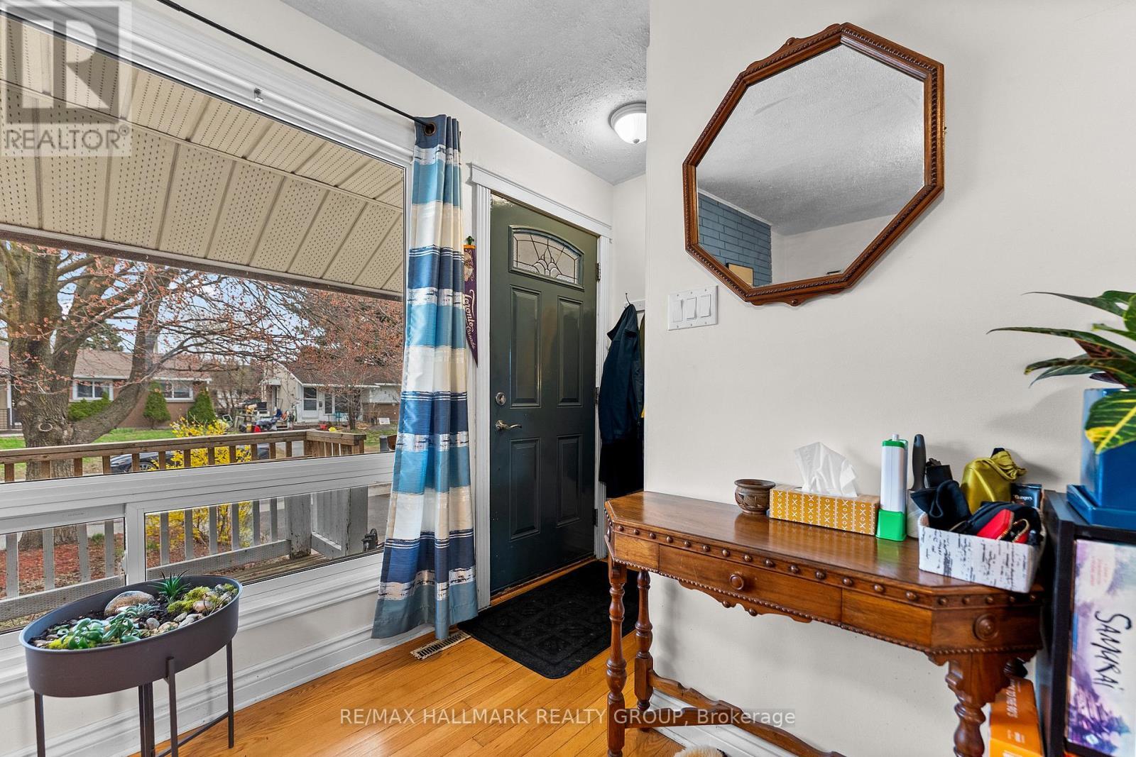 Front Entrance - 1318 Avenue Q, Ottawa, ON - Indoor Photo Showing Other Room