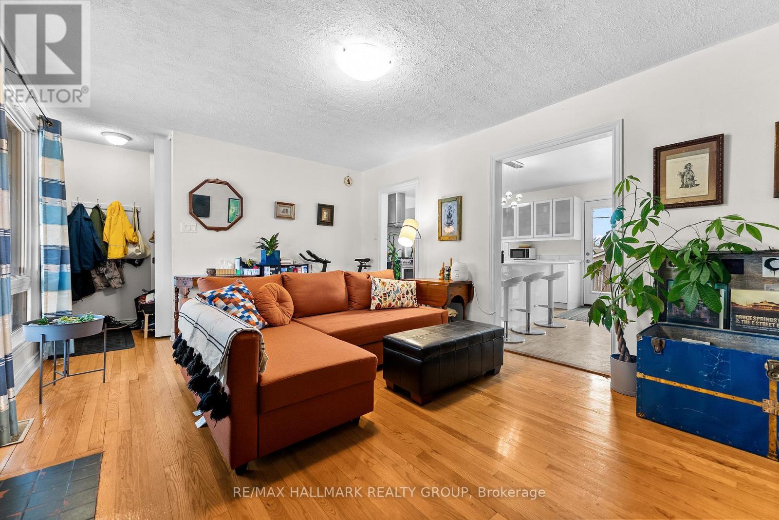 1318 Avenue Q, Ottawa, ON - Indoor Photo Showing Living Room