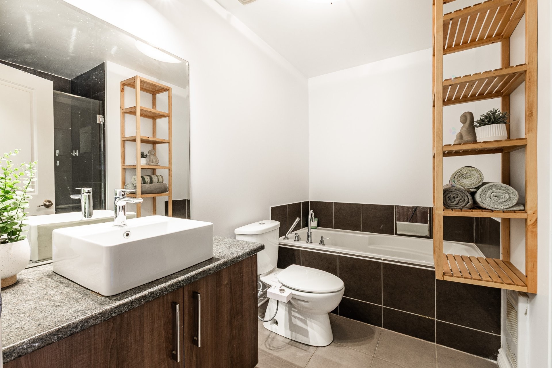 Bathroom - 1-2200 Av. Letourneux, Montréal (Mercier/Hochelaga-Maisonneuve), QC - Indoor Photo Showing Bathroom