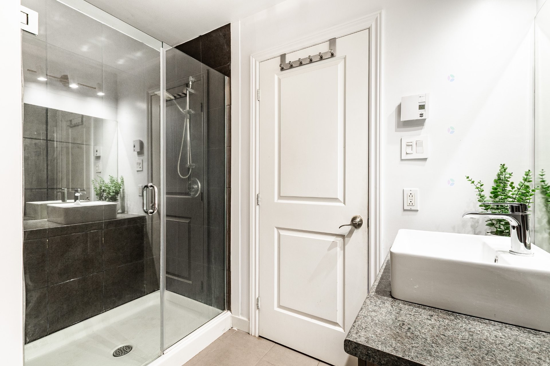Bathroom - 1-2200 Av. Letourneux, Montréal (Mercier/Hochelaga-Maisonneuve), QC - Indoor Photo Showing Bathroom