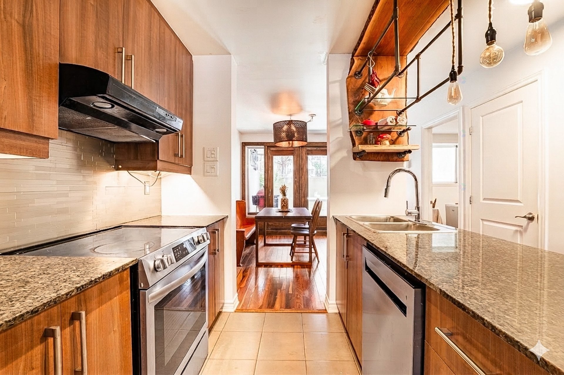 Kitchen - 1-2200 Av. Letourneux, Montréal (Mercier/Hochelaga-Maisonneuve), QC - Indoor Photo Showing Kitchen With Double Sink