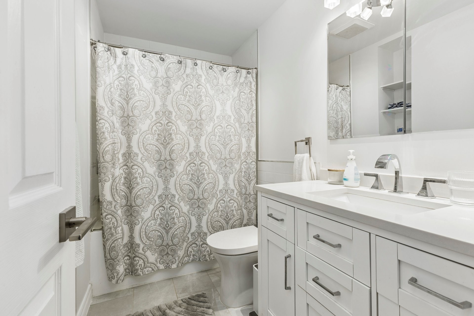 Bathroom - 31 Rue Pasteur, Dollard-Des-Ormeaux, QC - Indoor Photo Showing Bathroom