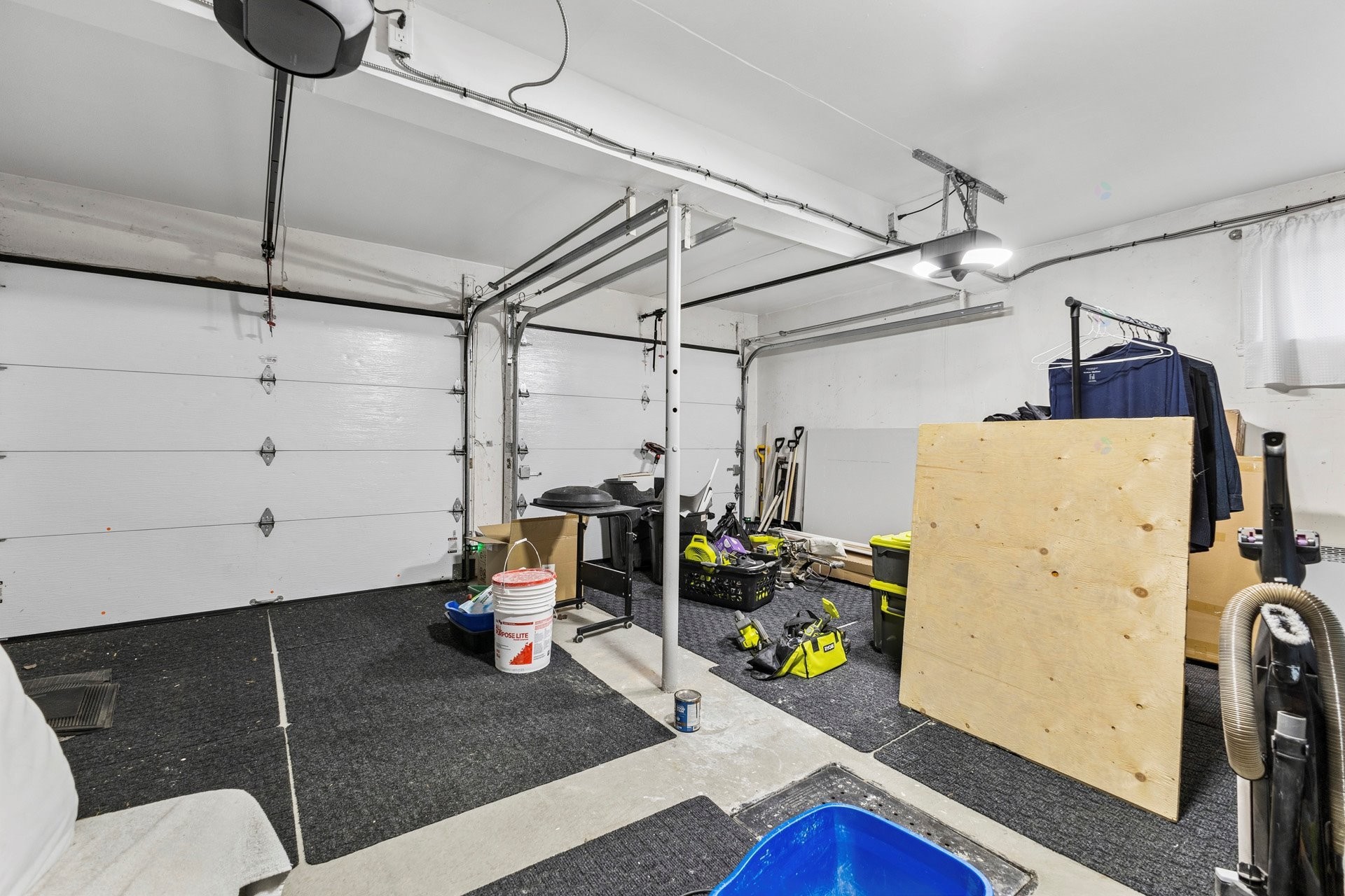 Garage - 31 Rue Pasteur, Dollard-Des-Ormeaux, QC - Indoor Photo Showing Garage