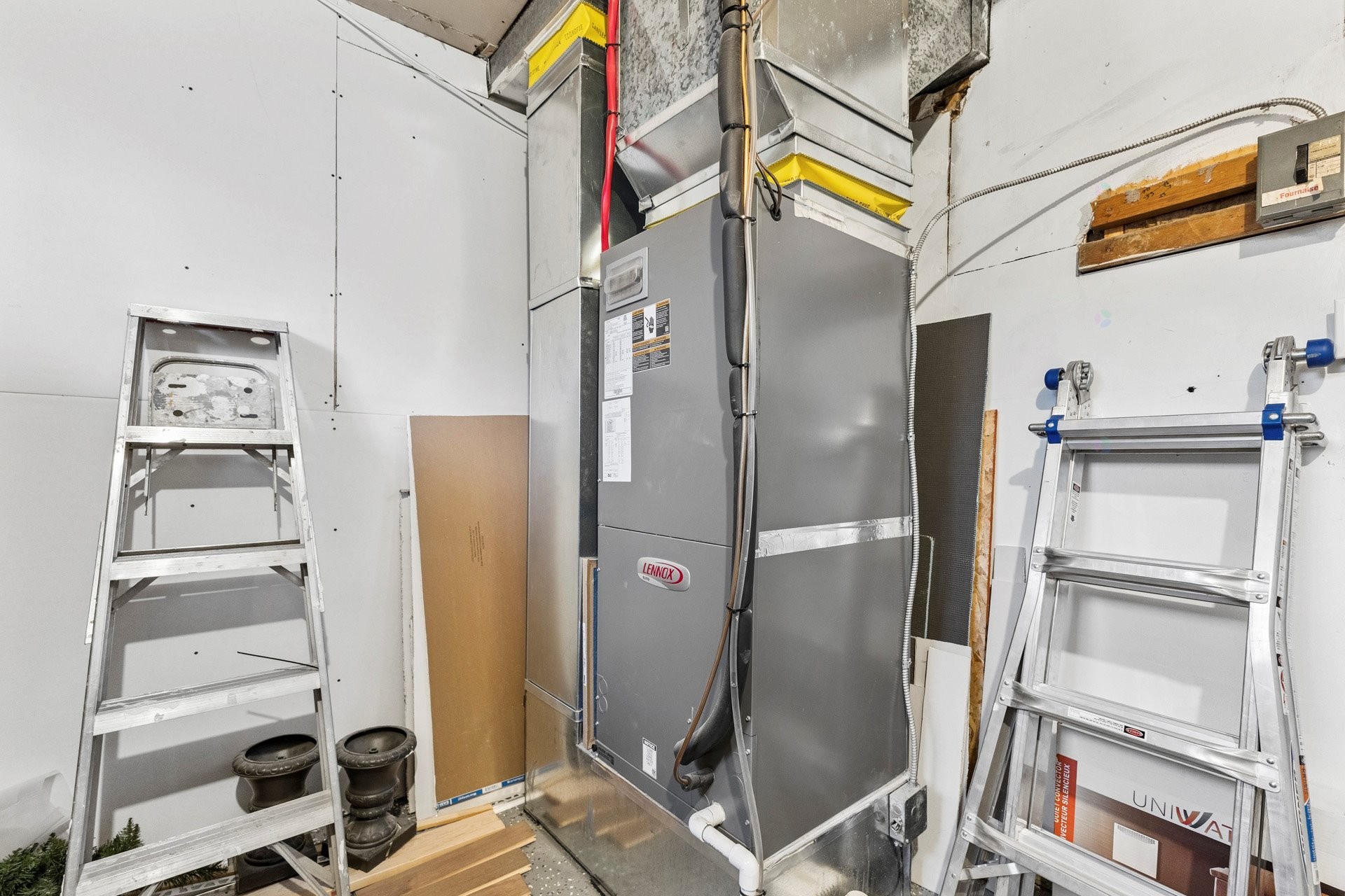Storage - 31 Rue Pasteur, Dollard-Des-Ormeaux, QC - Indoor