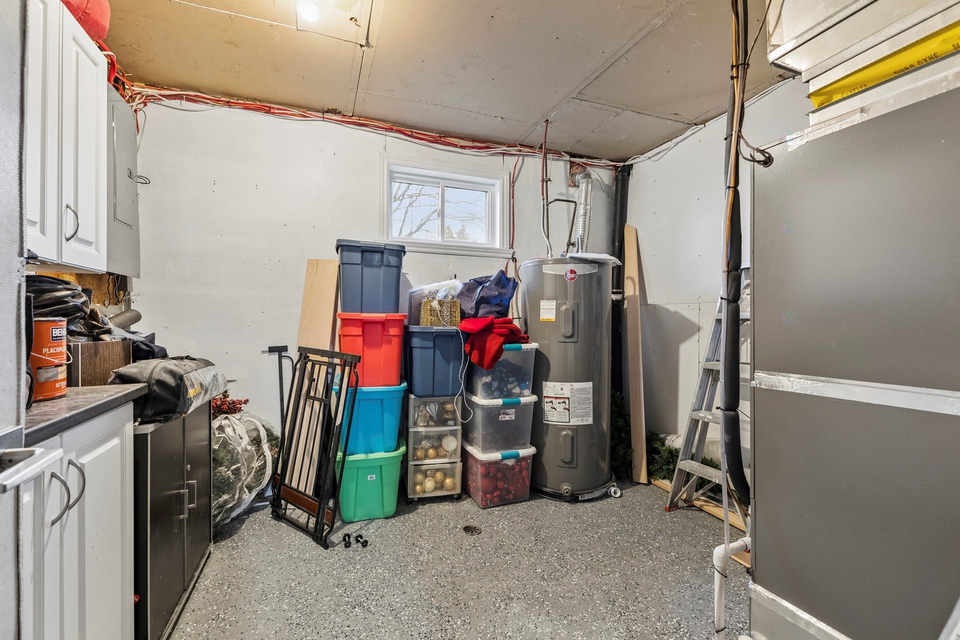 Storage - 31 Rue Pasteur, Dollard-Des-Ormeaux, QC - Indoor
