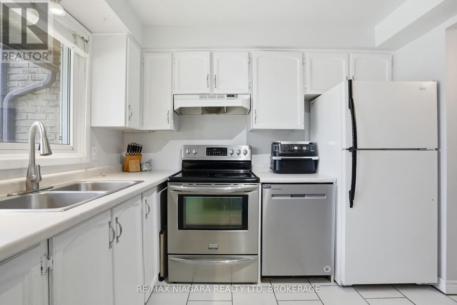 64 - 151 Linwell Road, St. Catharines (Lakeport), ON - Indoor Photo Showing Kitchen With Double Sink