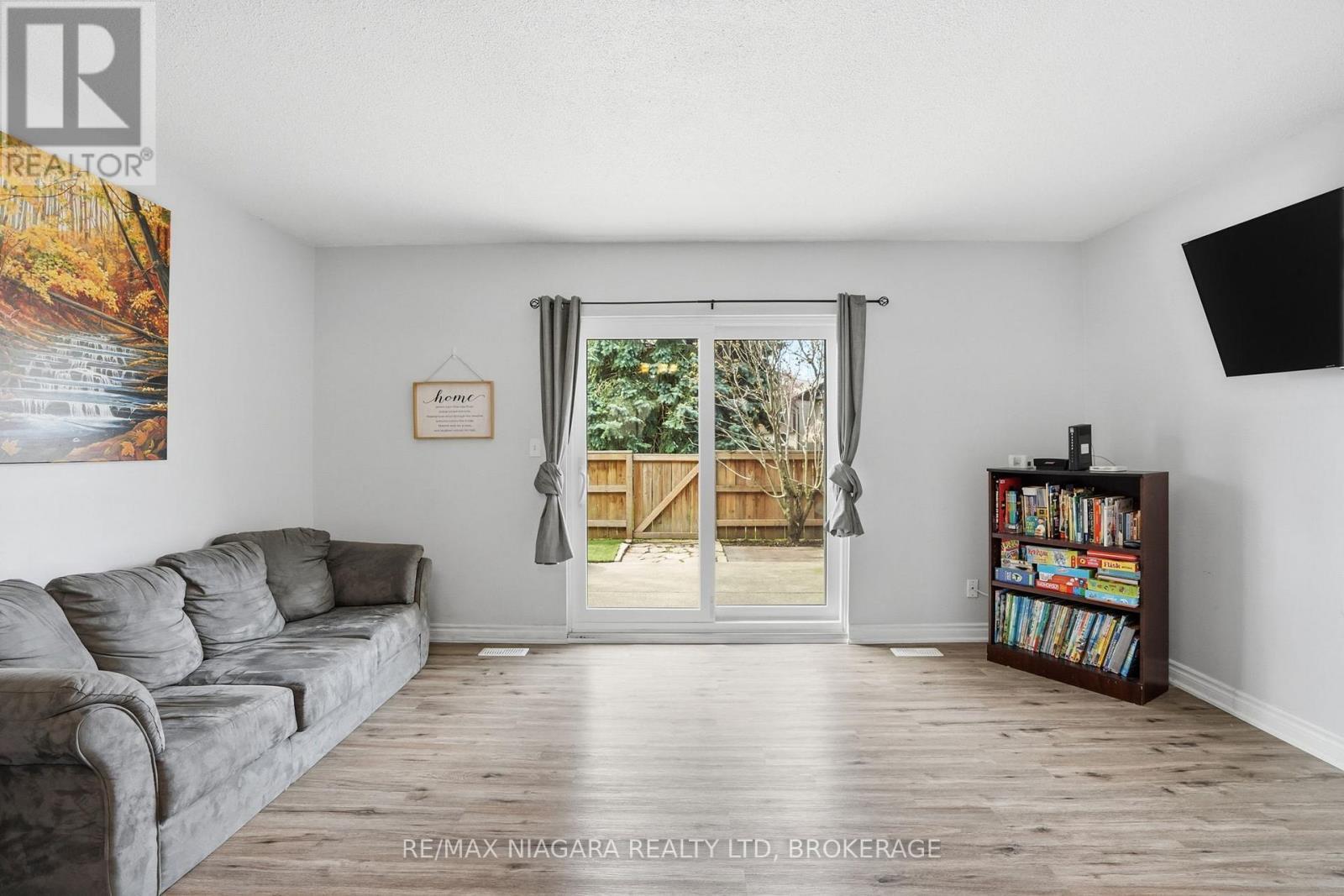 64 - 151 Linwell Road, St. Catharines (Lakeport), ON - Indoor Photo Showing Living Room