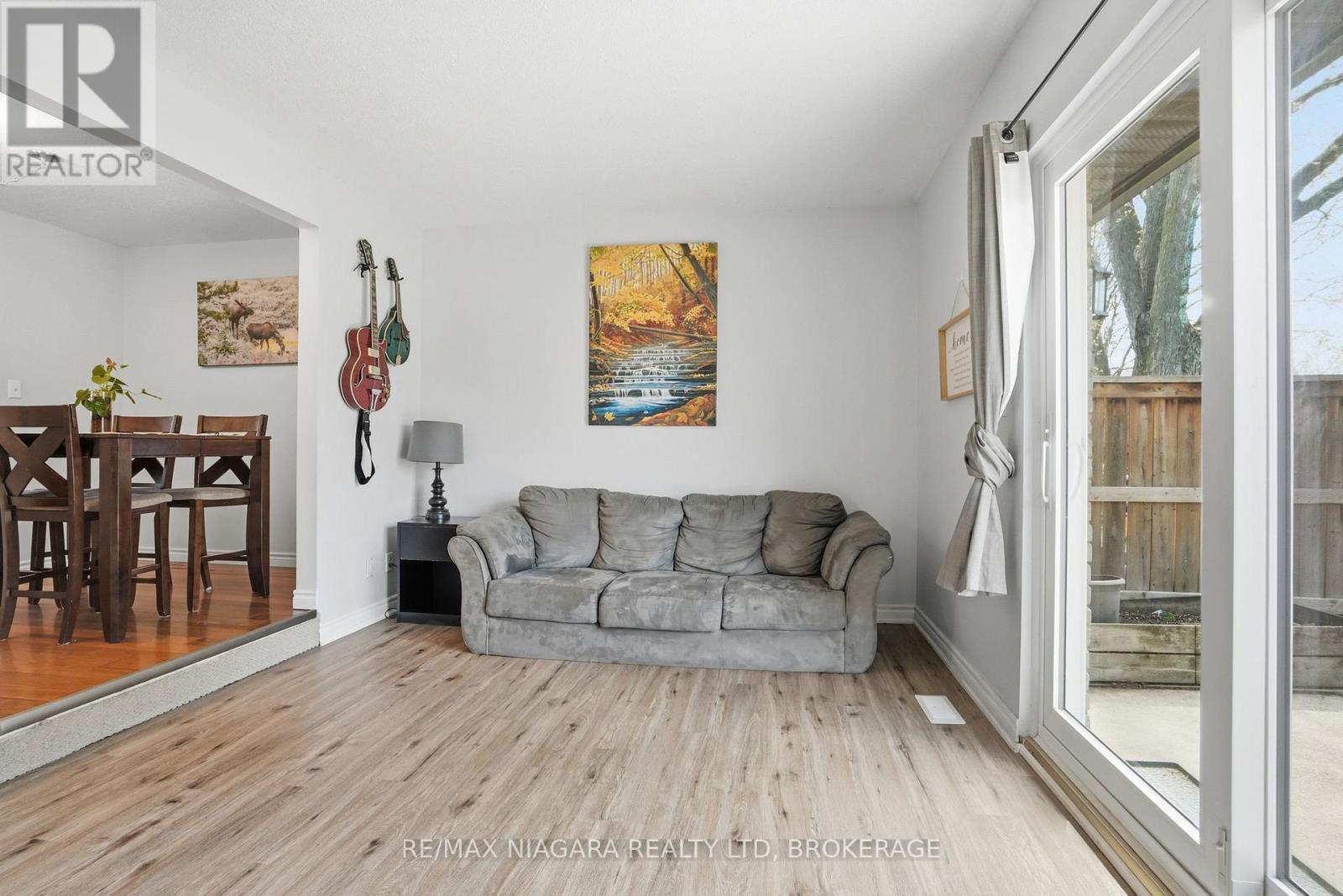 64 - 151 Linwell Road, St. Catharines (Lakeport), ON - Indoor Photo Showing Living Room