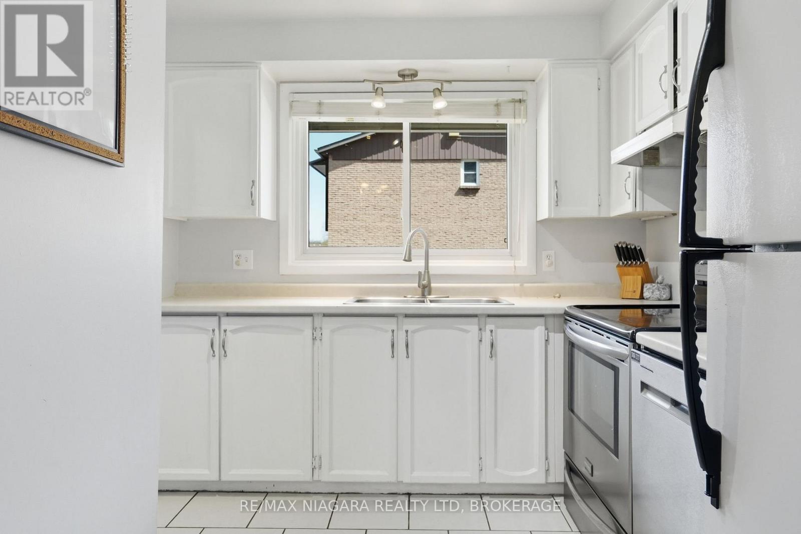 64 - 151 Linwell Road, St. Catharines (Lakeport), ON - Indoor Photo Showing Kitchen With Double Sink