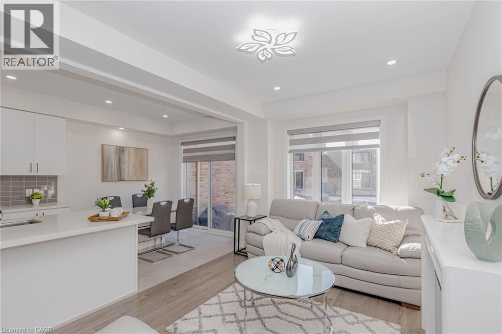 172 Beckview Drive, Kitchener, ON - Indoor Photo Showing Living Room