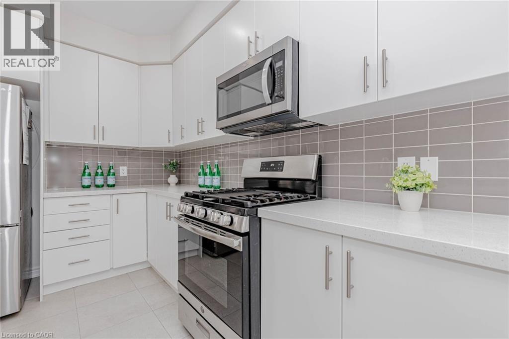 172 Beckview Drive, Kitchener, ON - Indoor Photo Showing Kitchen With Stainless Steel Kitchen With Upgraded Kitchen