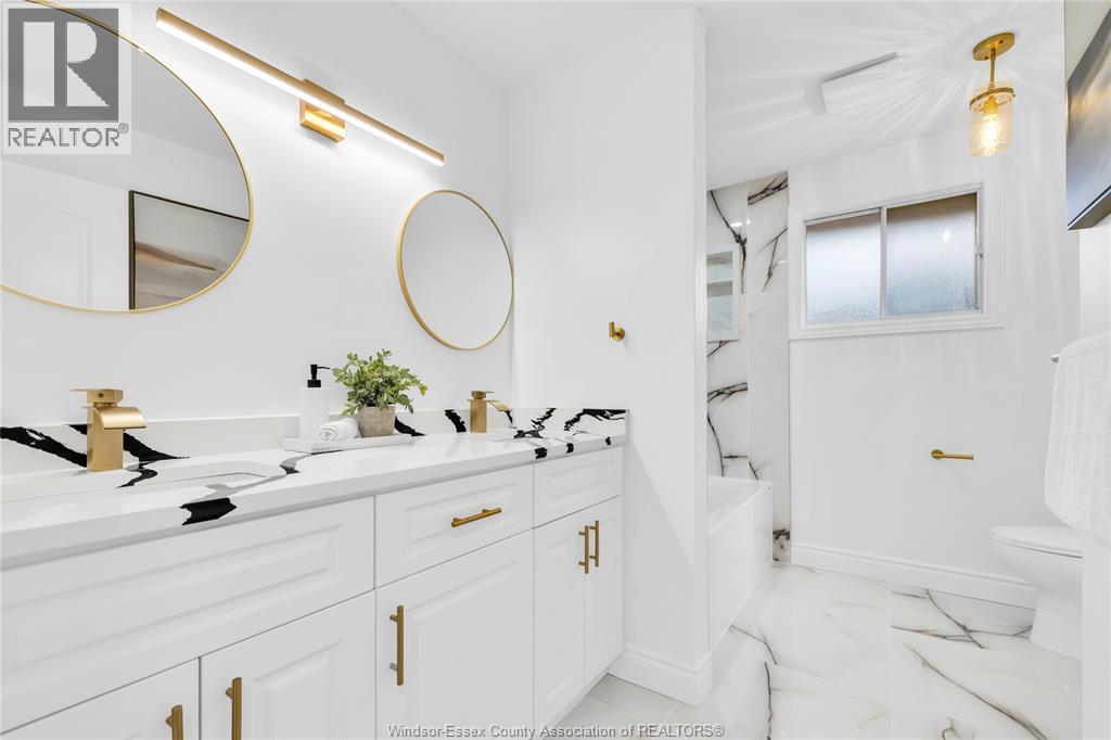 10540 Halstead, Windsor, ON - Indoor Photo Showing Bathroom