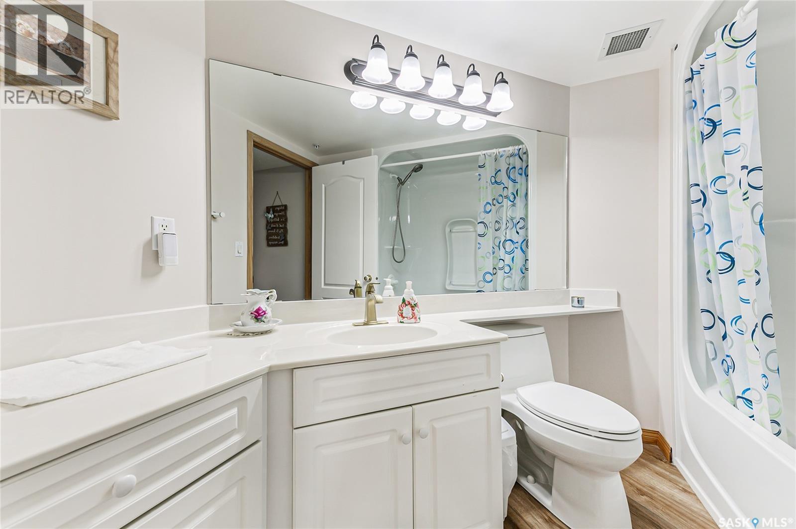 329 2530 25Th Avenue, Regina, SK - Indoor Photo Showing Bathroom