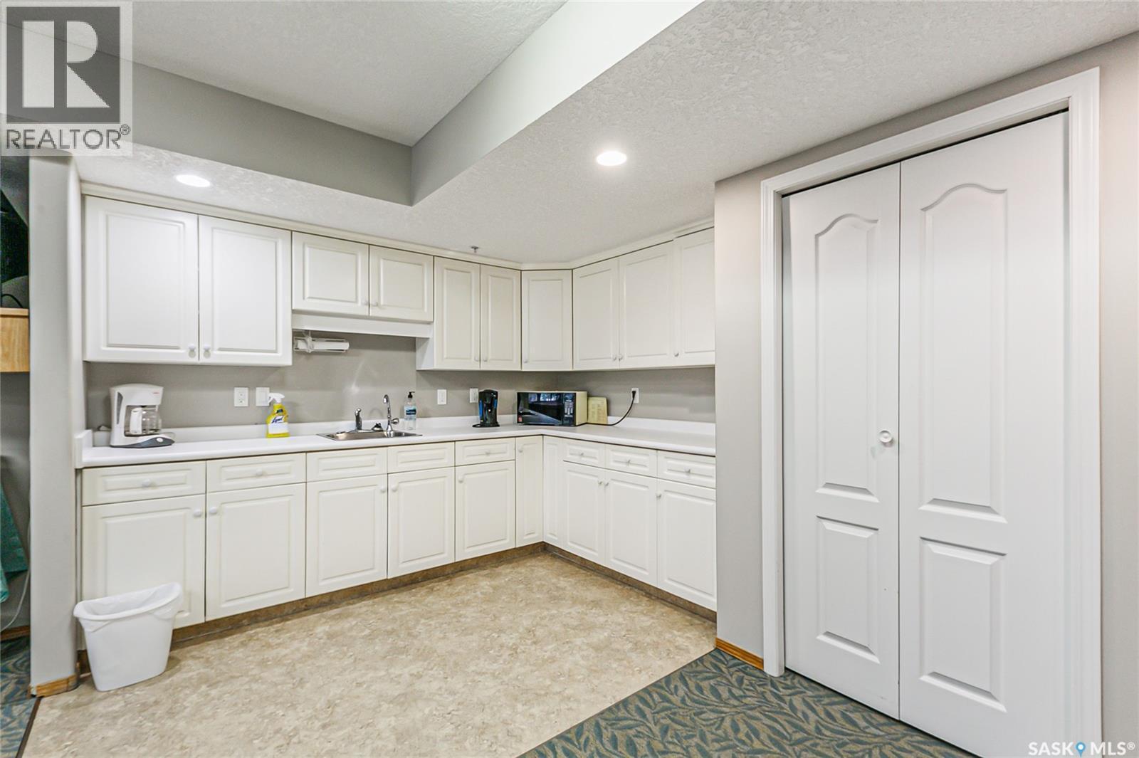 329 2530 25Th Avenue, Regina, SK - Indoor Photo Showing Kitchen