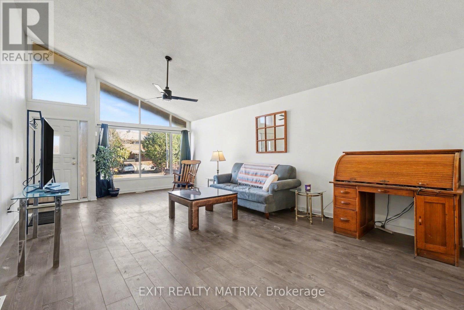 1864 Lenester Avenue, Ottawa, ON - Indoor Photo Showing Living Room