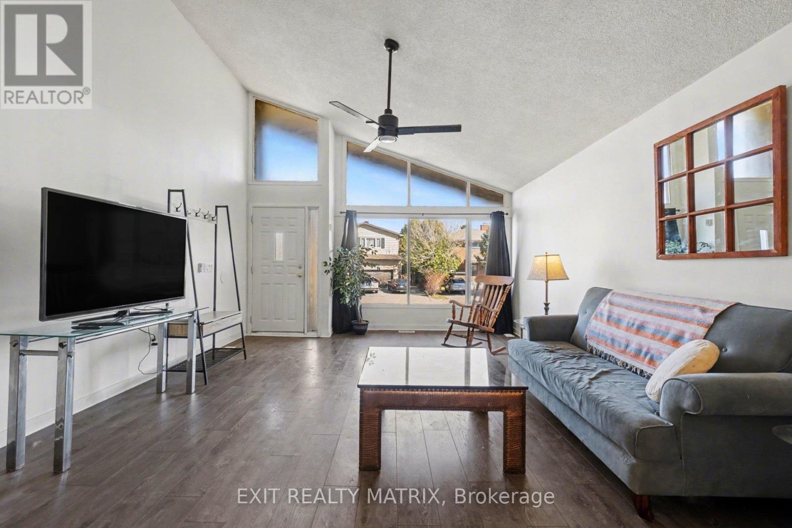 1864 Lenester Avenue, Ottawa, ON - Indoor Photo Showing Living Room