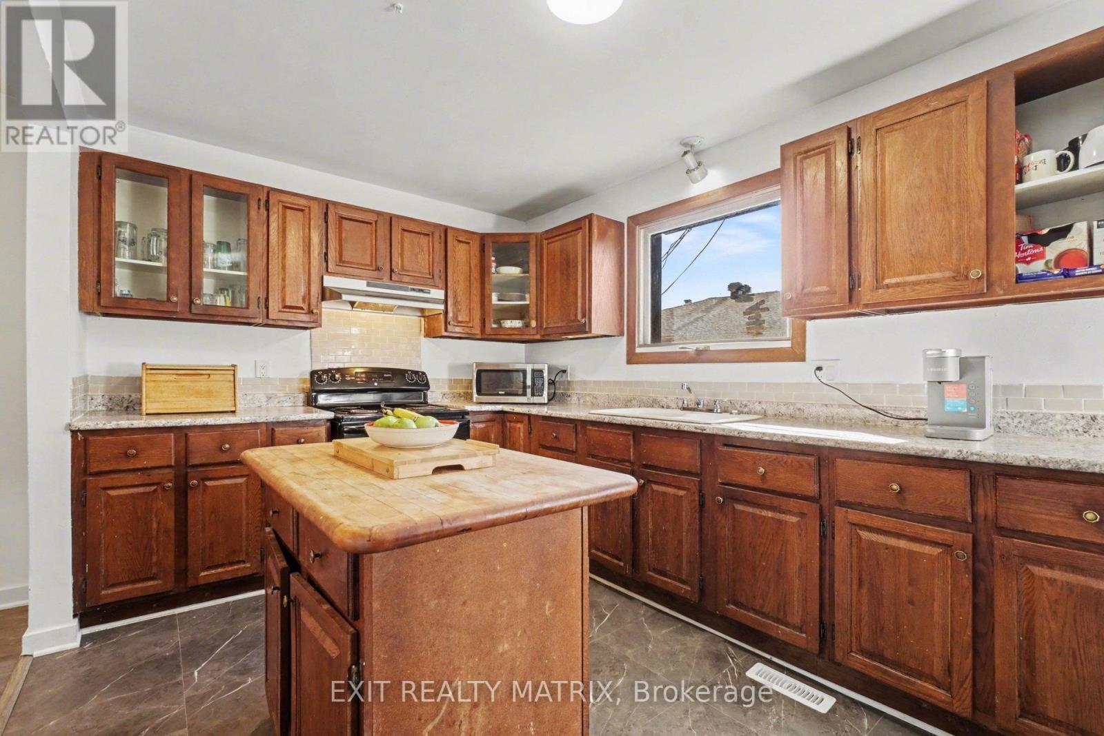 1864 Lenester Avenue, Ottawa, ON - Indoor Photo Showing Kitchen