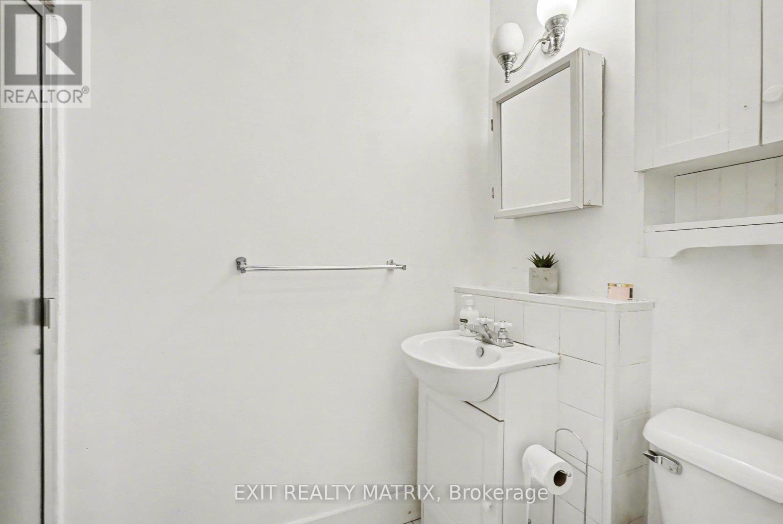 1864 Lenester Avenue, Ottawa, ON - Indoor Photo Showing Bathroom