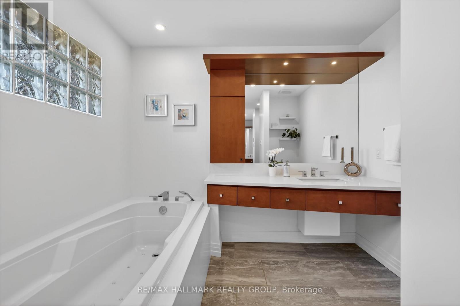 1934 Lenester Avenue, Ottawa, ON - Indoor Photo Showing Bathroom