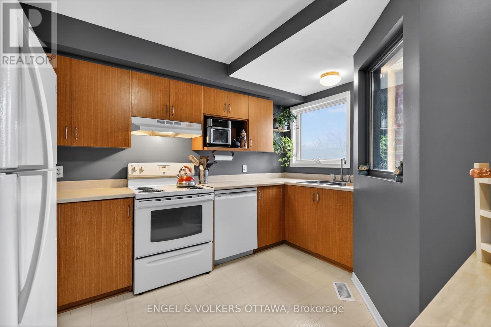 272 King Edward Avenue, Ottawa, ON - Indoor Photo Showing Kitchen With Double Sink