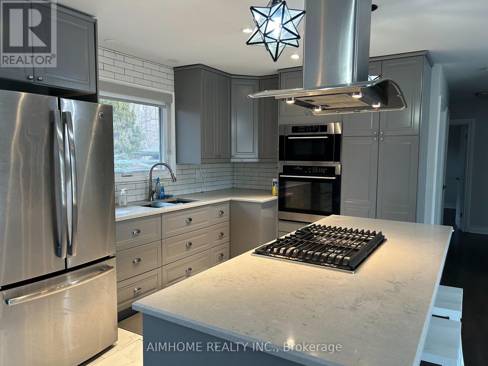 2415 Edith Avenue, Burlington, ON - Indoor Photo Showing Kitchen With Upgraded Kitchen