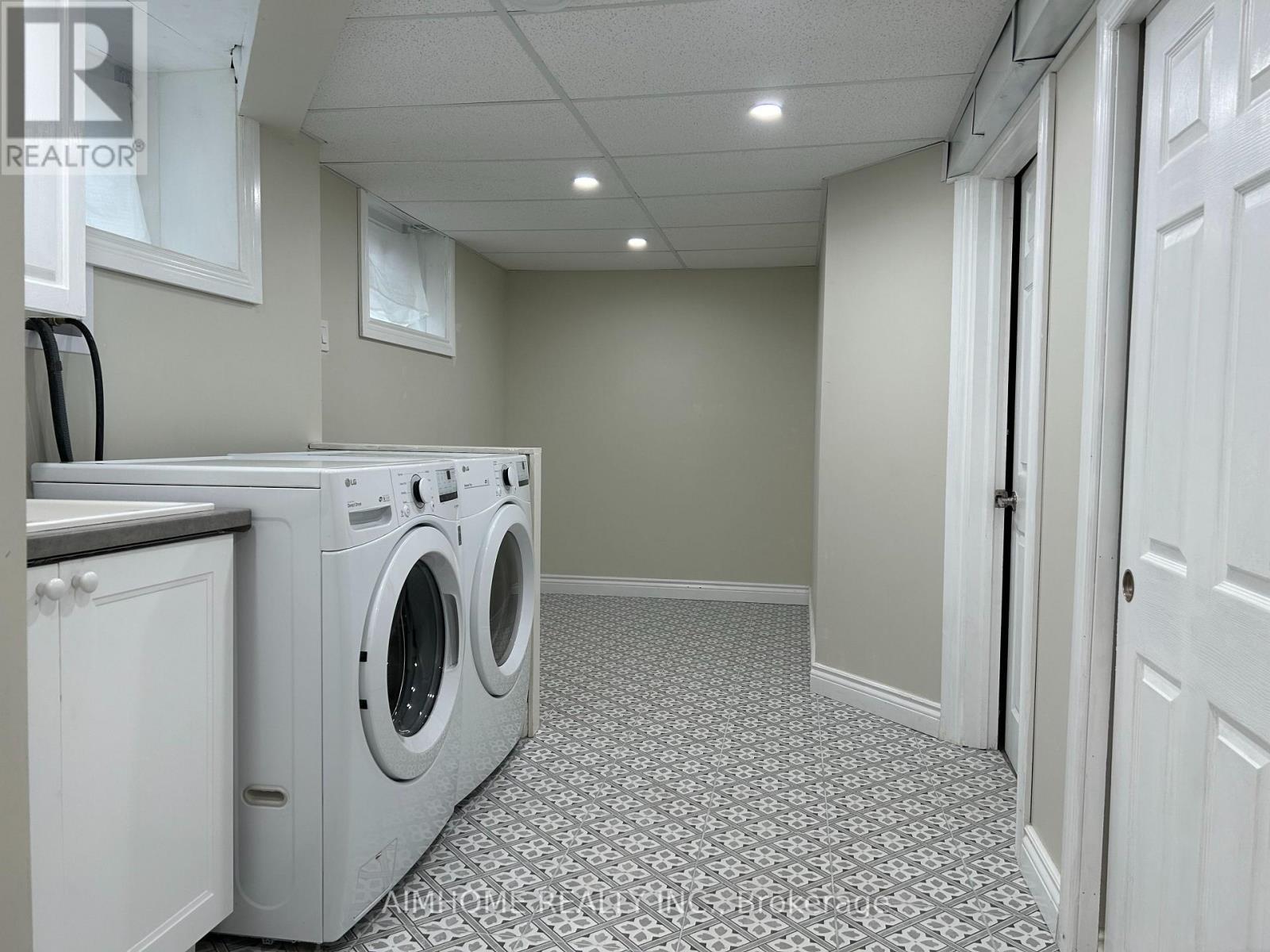 2415 Edith Avenue, Burlington, ON - Indoor Photo Showing Laundry Room