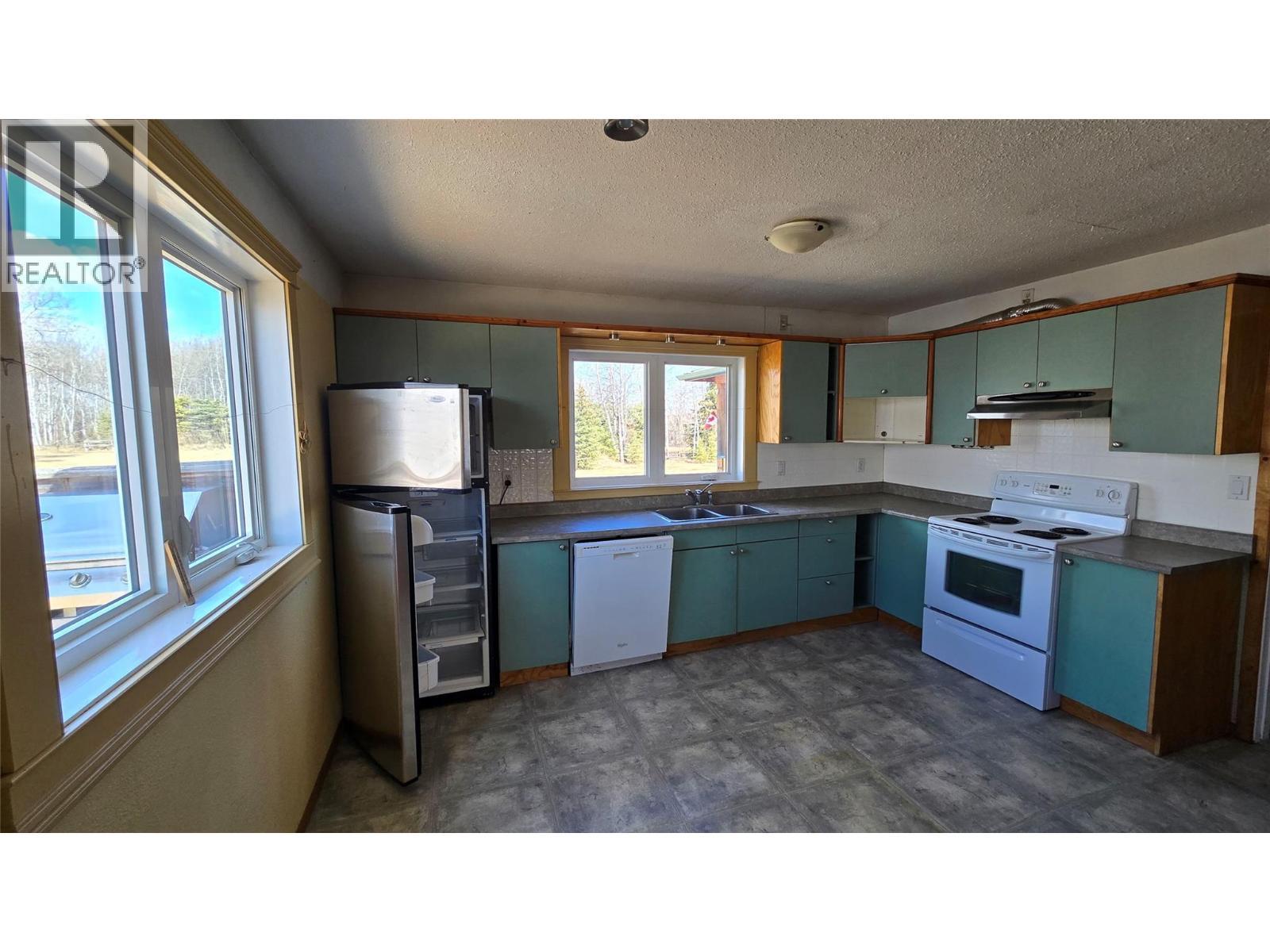 8185 Stuckey Road, Dawson Creek, BC - Indoor Photo Showing Kitchen With Double Sink