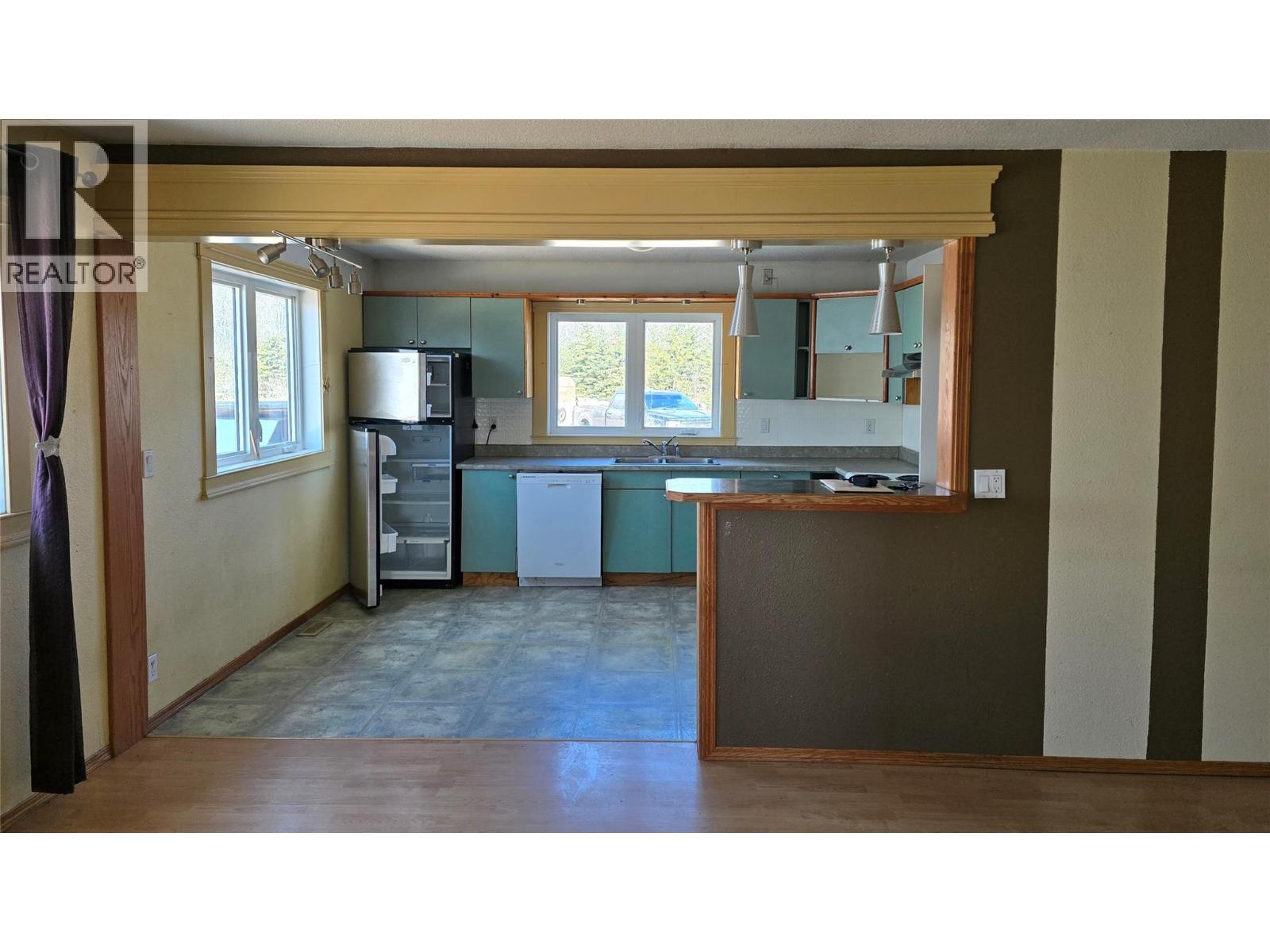 8185 Stuckey Road, Dawson Creek, BC - Indoor Photo Showing Kitchen