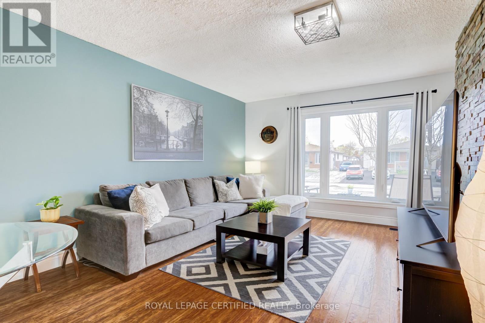 27 Lambert Street, Hamilton, ON - Indoor Photo Showing Living Room