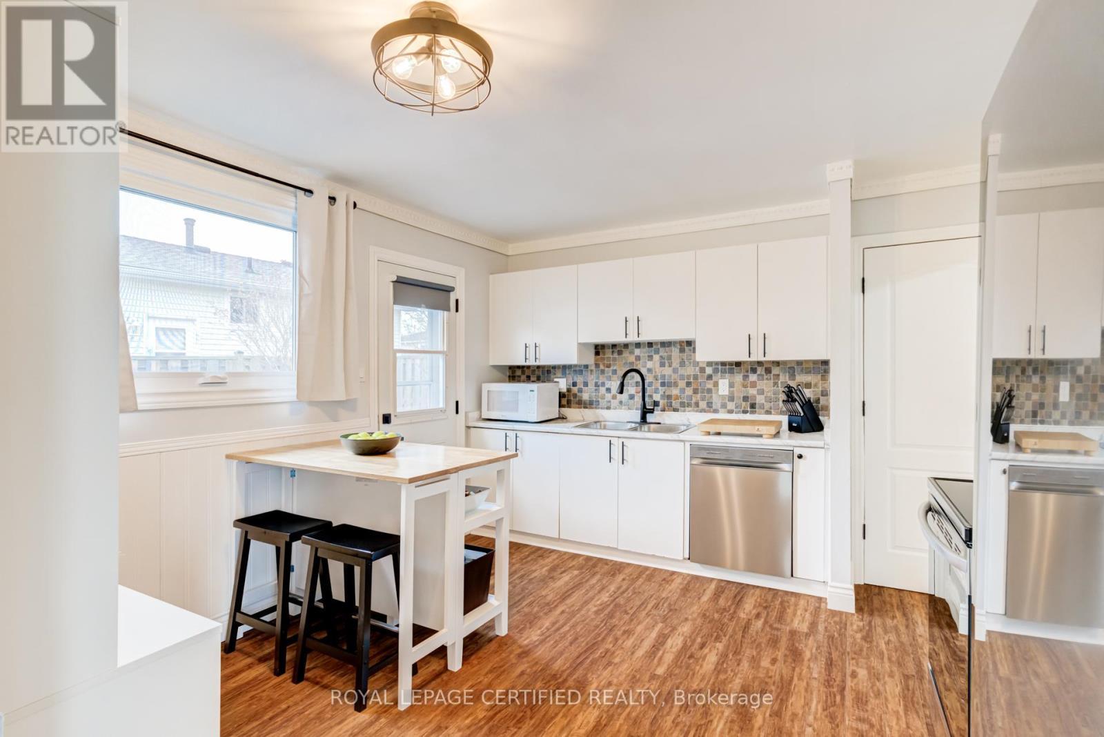 27 Lambert Street, Hamilton, ON - Indoor Photo Showing Kitchen