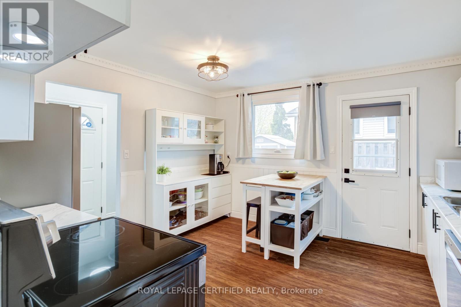 27 Lambert Street, Hamilton, ON - Indoor Photo Showing Kitchen