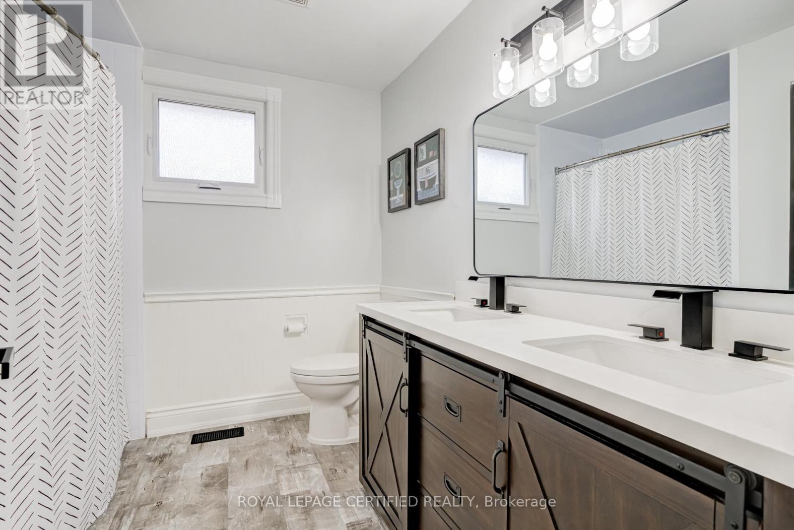 27 Lambert Street, Hamilton, ON - Indoor Photo Showing Bathroom
