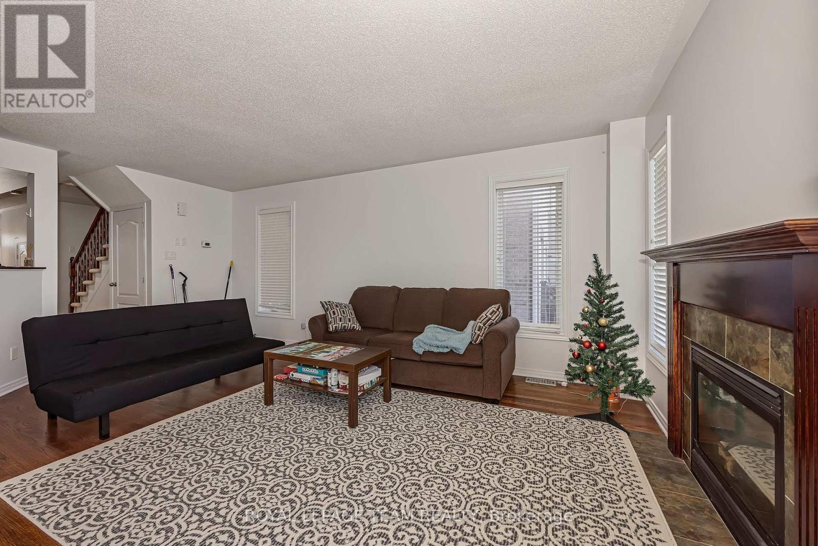 323 Freedom Private, Ottawa, ON - Indoor Photo Showing Living Room With Fireplace