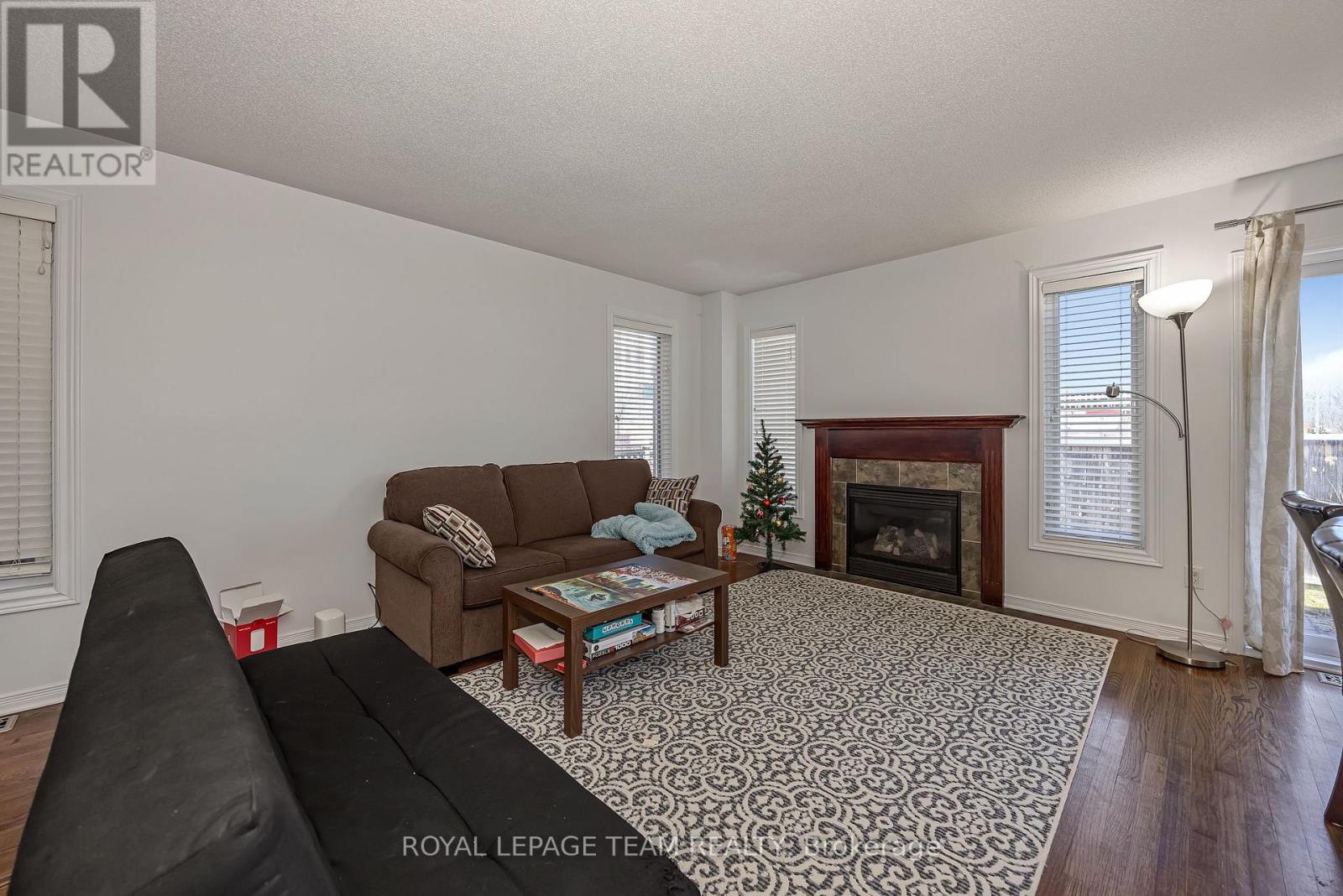 323 Freedom Private, Ottawa, ON - Indoor Photo Showing Living Room With Fireplace