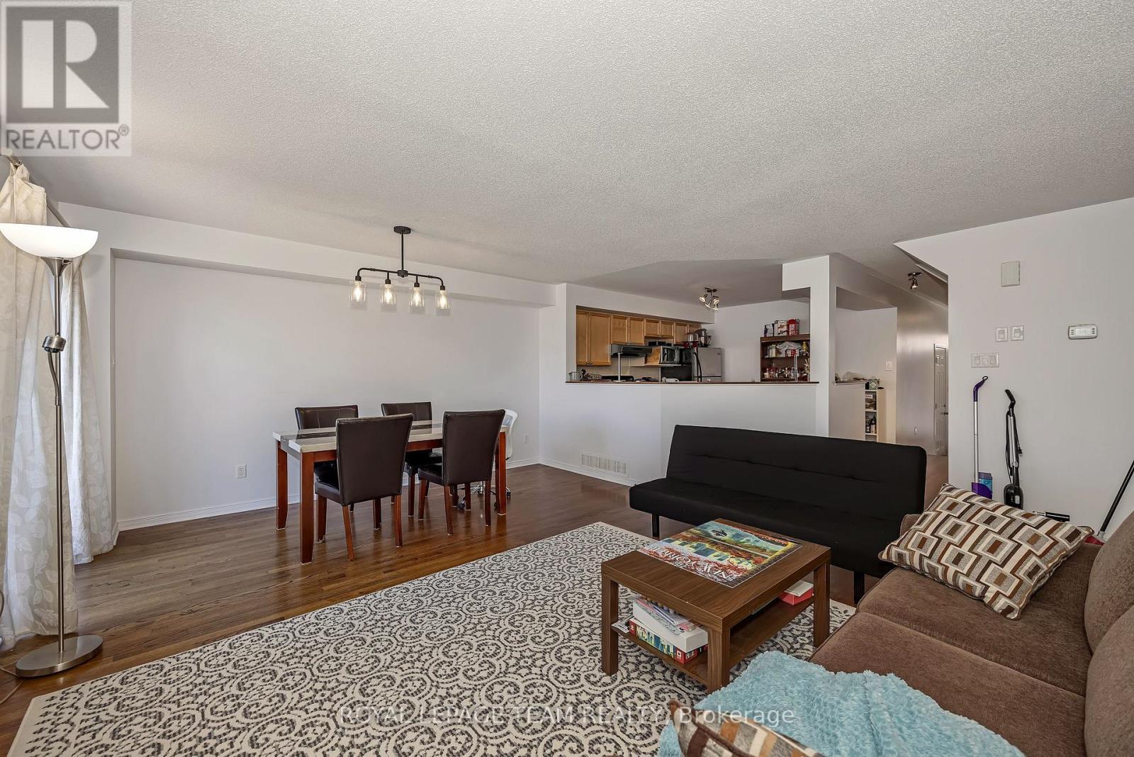 323 Freedom Private, Ottawa, ON - Indoor Photo Showing Living Room