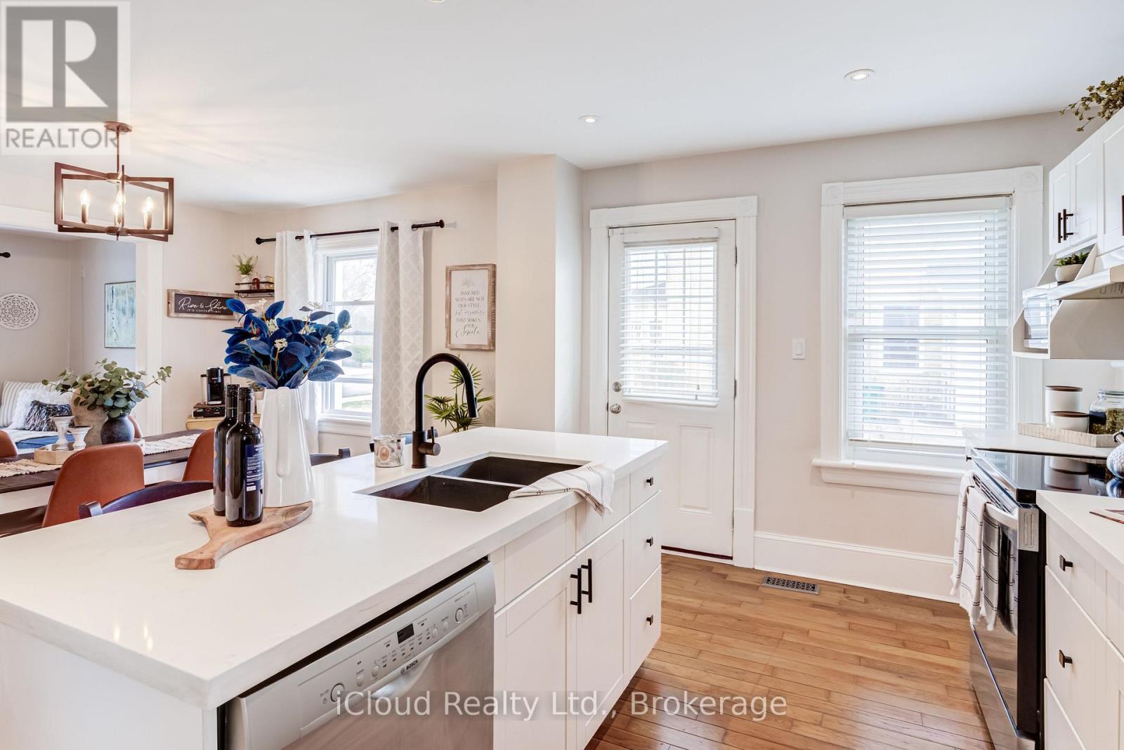17 Oxford Street, Cambridge, ON - Indoor Photo Showing Kitchen With Double Sink