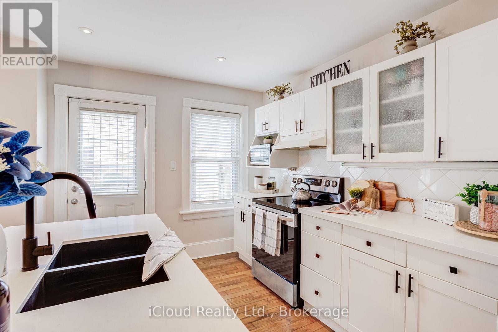 17 Oxford Street, Cambridge, ON - Indoor Photo Showing Kitchen With Double Sink
