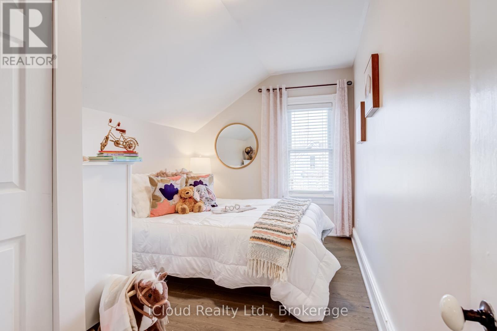 17 Oxford Street, Cambridge, ON - Indoor Photo Showing Bedroom