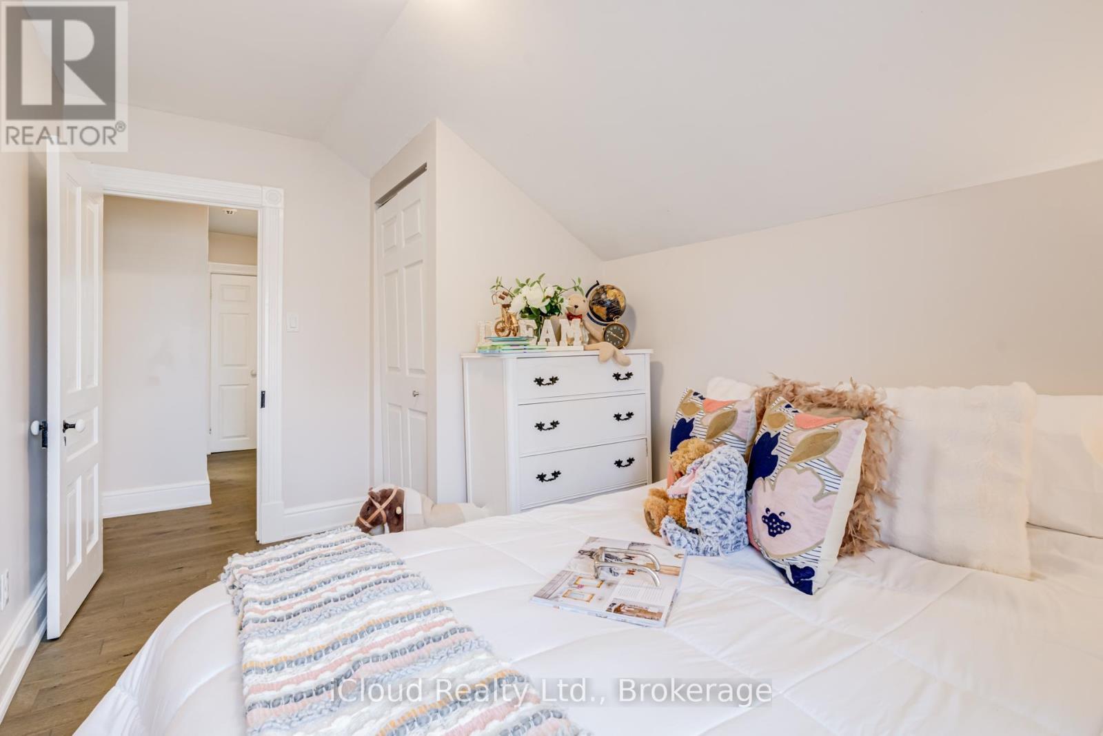 17 Oxford Street, Cambridge, ON - Indoor Photo Showing Bedroom